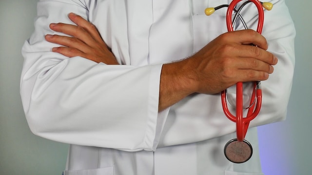 Foto de médico con los brazos cruzados